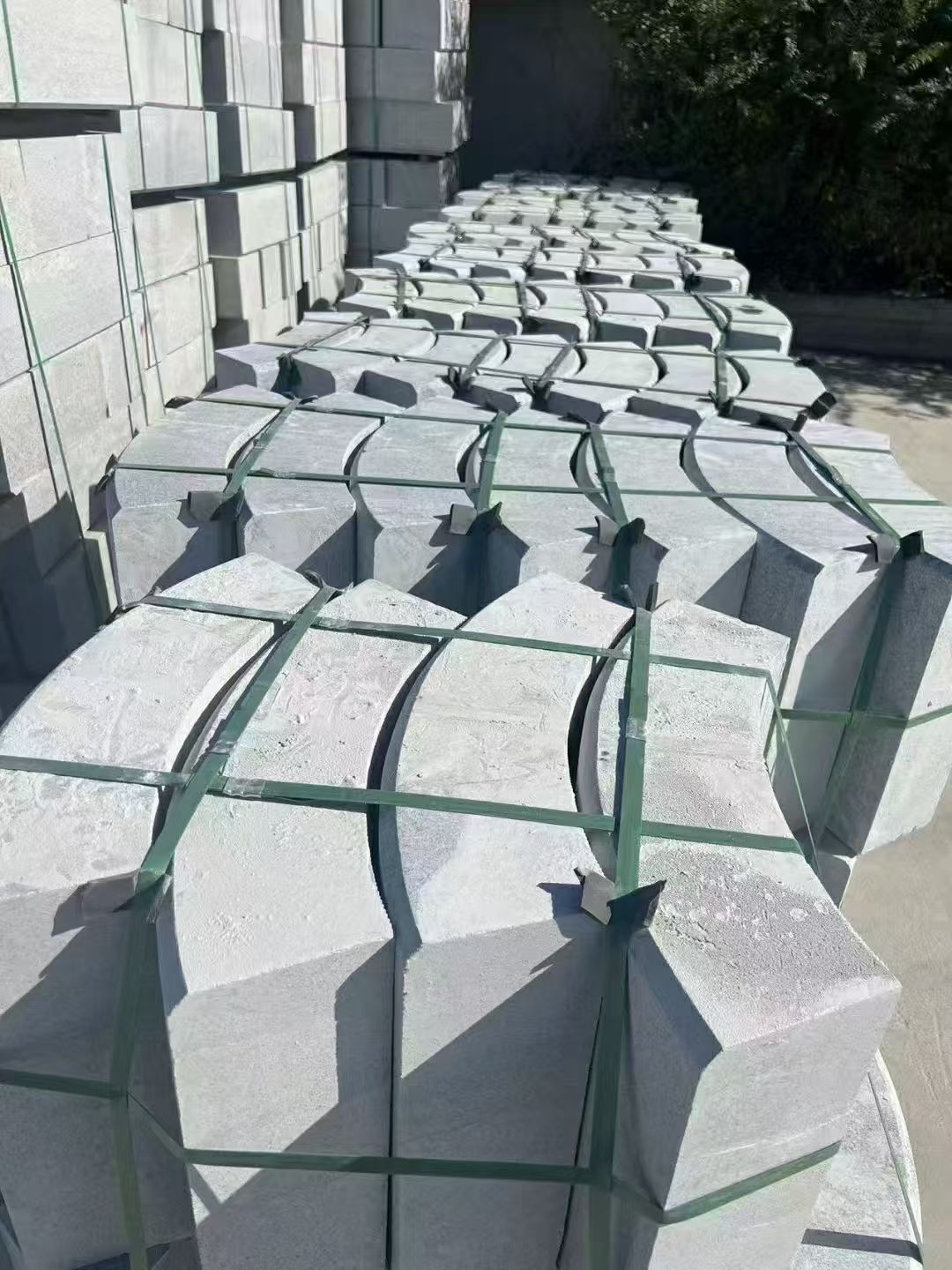 酒泉 芝麻灰弧形路沿石