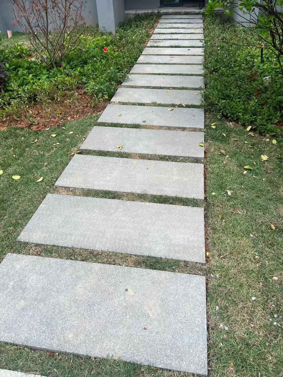 酒泉 芝麻黑小区踏步、汀步石铺装效果